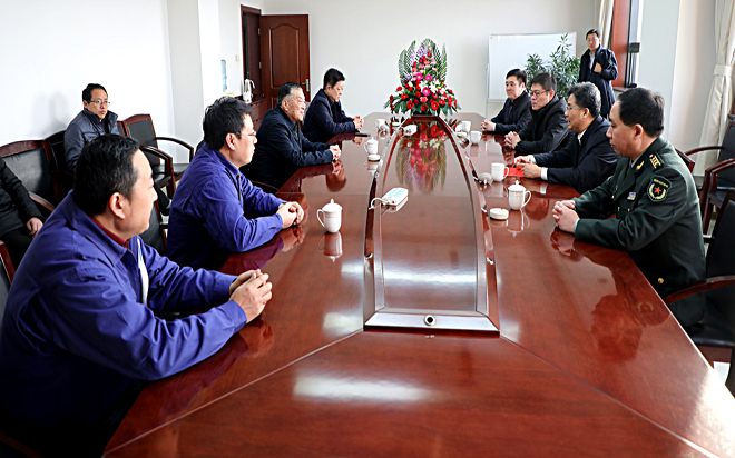 縣委王義樸書記來公司慰問 (1).jpg 縣委王義樸書記來公司慰問 (1).jpg